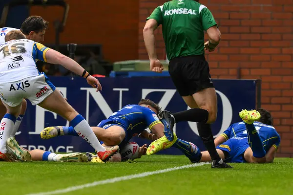 Warrington Wolves takımından Matty Ashton, 11 Temmuz 202 'de Warrington, İngiltere' deki Halliwell Jones Stadyumu 'nda oynanan 17.