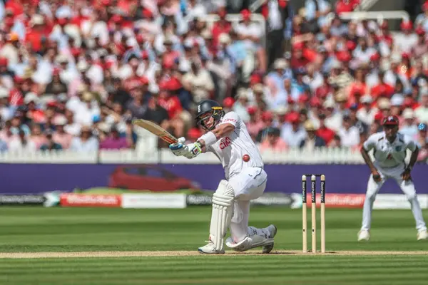 İngiltere 'den Jamie Smith, 11 Temmuz 2024' te Lords, Londra, İngiltere 'de oynanan Rothesay Test Maçı' nın ikinci gününde topa dört kez vururken dizlerinin üzerine çöker. 