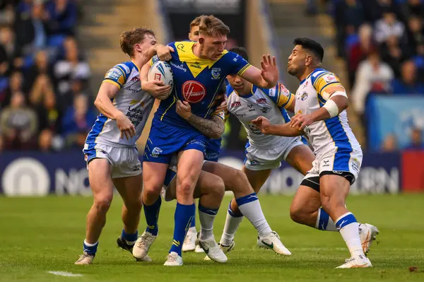 Warrington Wolves 'tan Matty Nicholson, 17. Betfred Süper Lig karşılaşmasında Leeds Rhinos' tan Andy Ackers tarafından Halliwell Jones Stadyumu 'nda oynanan Warrington Wolves - Leeds Rhinos maçında yenildi. 