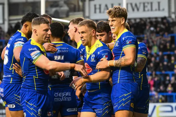 Warrington Wolves takımından Matt Dufty, 11 Temmuz 2024 'te Warrington Jones Stadyumu' nda oynanan 17. Warrington Wolves - Leeds Rhinos karşılaşmasında denemesini kutluyor. 