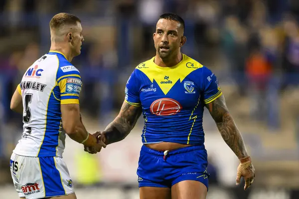 Warrington Wolves 'tan Paul Vaughan, 17. Betfred Süper Lig Turu' nun bitiminde Warrington Wolves, Leeds Rhinos 'a karşı Halliwell Jones Stadyumu, Warrington, İngiltere, 11 Temmuz 2024' te oynanan karşılaşmada Leeds Gergedan Ash Handley ile tokalaşıyor. 