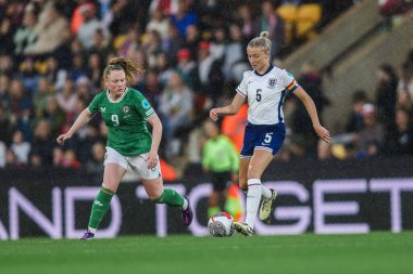 İngiltere 'den Leah Williamson, UEFA Kadınlar Şampiyonası elemeleri sırasında İrlandalı Amber Barrett tarafından baskı altına alındı - Grup 3 - İngiltere - İngiltere - İrlanda Kadınlarına karşı Carrow Road, Norwich, İngiltere, 12 Temmuz 2024 