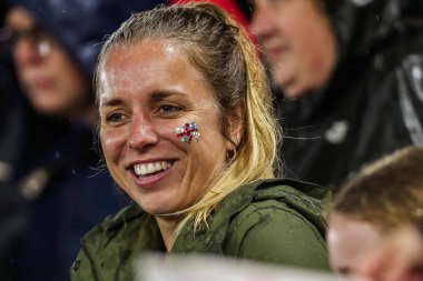 İngiltere taraftarları takımlarının UEFA Kadınlar Şampiyonası elemelerini kazanmasını kutluyorlar - Grup 3 - İngiltere Kadınlar İrlanda 'ya karşı Carrow Road, Norwich, İngiltere, 12 Temmuz 2024 