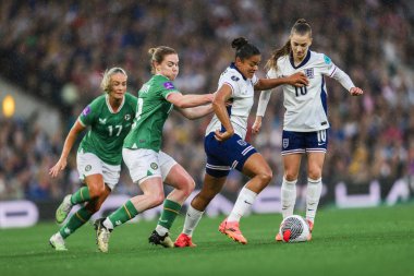 İngiltere 'den Jess Carter, UEFA Kadınlar Şampiyonası elemeleri sırasında İrlandalı Aoife Mannion' un baskısı altında - Grup 3 - İngiltere - Carrow Road, Norwich, Birleşik Krallık, 12 Temmuz 2024 