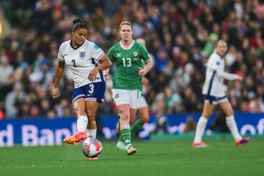 İngiltere 'den Jess Carter, UEFA Kadınlar Şampiyonası elemelerinde pas veriyor - Grup 3 - İngiltere - Carrow Road, Norwich, İngiltere, 12 Temmuz 2024 