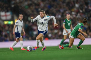 İngiltere 'den Alessia Russo, UEFA Kadınlar Şampiyonası elemeleri sırasında topla koşuyor - Grup 3 - İngiltere Kadınlar İrlandalı Kadınlara karşı Carrow Road, Norwich, İngiltere, 12 Temmuz 2024 