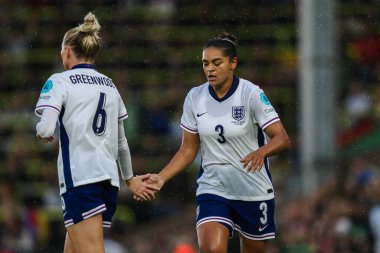 İngiltere 'den Alex Greenwood ve UEFA Kadınlar Şampiyonası elemeleri sırasında İngiltere' den Jess Carter - Grup 3 - İngiltere Kadınlar İrlanda Kadınlarına karşı Carrow Road, Norwich, İngiltere, 12 Temmuz 2024 