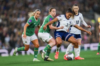 İngiltere 'den Jess Carter, UEFA Kadınlar Şampiyonası elemeleri sırasında İrlandalı Aoife Mannion' un baskısı altında - Grup 3 - İngiltere - Carrow Road, Norwich, Birleşik Krallık, 12 Temmuz 2024 
