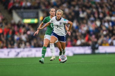 İngiltere 'den Beth Mead, UEFA Kadınlar Şampiyonası elemeleri sırasında İrlandalı Anna Patten' in baskısı altında - Grup 3 - İngiltere - Carrow Road, Norwich, İngiltere 'de kadınlara karşı Kadınlar, 12 Temmuz 2024 