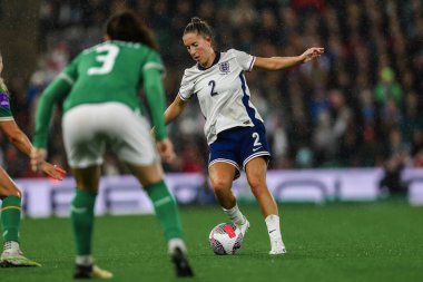 İngiltere 'den Maya Le Tissier, UEFA Kadınlar Şampiyonası elemeleri sırasında topla koşuyor - Grup 3 - İngiltere Kadınlar İrlandalı Kadınlara karşı Carrow Road, Norwich, İngiltere, 12 Temmuz 2024 