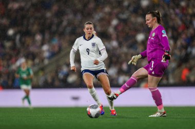 İrlandalı Courtney Brosnan, UEFA Kadınlar Şampiyonası elemeleri sırasında İngiltere 'den Alessia Russo' nun baskısı altında - Grup 3 - İngiltere Kadınlar İrlanda Kadınlarına Karşı Carrow Road, Norwich, İngiltere, 12 Temmuz 2024 