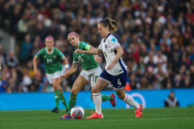 İngiltere 'den Keira Walsh, UEFA Kadınlar Şampiyonası elemeleri sırasında İrlandalı Denise O' Sullivan 'ın baskısı altında - Grup 3 - İngiltere - İngiltere - İrlanda Kadınlarına karşı Carrow Road, Norwich, İngiltere, 12 Temmuz 2024 