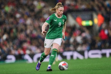 İrlandalı Amber Barrett, UEFA Kadınlar Şampiyonası elemeleri sırasında topla koşuyor - Grup 3 - İngiltere Kadınlar İrlanda Kadınlarına karşı Carrow Road, Norwich, İngiltere, 12 Temmuz 2024 