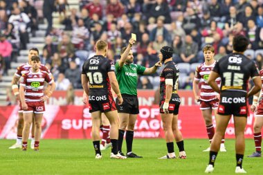 Hakem Liam Moore sarı kartlarla St. Helens takımından Matty Lees 17. Betfred Süper Lig karşılaşmasında Wigan Warriors St. Helens 'a karşı DW Stadyumu, Wigan, İngiltere, 12 Temmuz 2024 