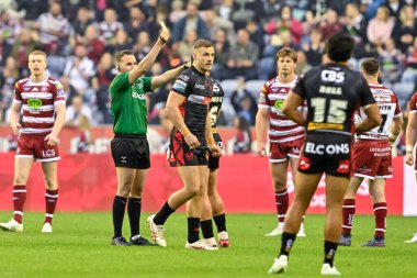 Hakem Liam Moore sarı kartlarla St. Helens takımından Matty Lees 17. Betfred Süper Lig karşılaşmasında Wigan Warriors St. Helens 'a karşı DW Stadyumu, Wigan, İngiltere, 12 Temmuz 2024 