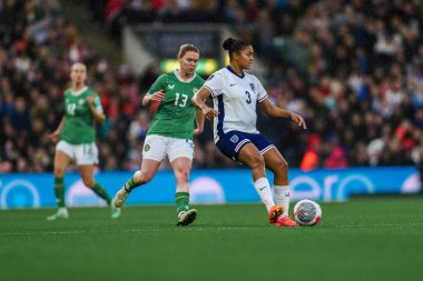 İngiltere 'den Jess Carter, UEFA Kadınlar Şampiyonası elemelerinde pas veriyor - Grup 3 - İngiltere - Carrow Road, Norwich, İngiltere, 12 Temmuz 2024 