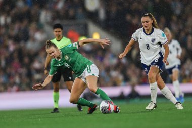 İrlanda 'dan Ruesha Littlejohn, UEFA Kadınlar Şampiyonası elemeleri sırasında İngiltere' den Georgia Stanway 'in baskısı altında - Grup 3 - İngiltere - İngiltere - İrlanda Kadınlarına karşı Carrow Road, Norwich, İngiltere, 12 Temmuz 2024  