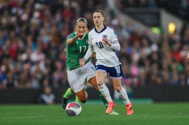 İngiltere 'den Jess Park, UEFA Kadınlar Şampiyonası elemeleri sırasında İrlandalı Lily Agg' in baskısı altında - Grup 3 - İngiltere - Carrow Road, Norwich, İngiltere, 12 Temmuz 2024 