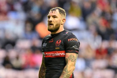 St. Helens takımından Daryl Clark 17. Betfred Süper Lig karşılaşmasında Wigan Warriors ile St Helens arasında 12 Temmuz 2024 'te Wigan Stadyumu' nda oynanan karşılaşma sırasında 