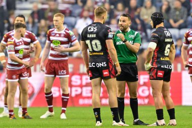 Hakem Liam Moore, 17. Betfred Süper Lig Turu Wigan Warriors-St Helens maçında İngiltere 'nin Wigan şehrinde 12 Temmuz 2024' te oynanan Wigan Stadyumu karşılaşmasında St. Helens takımından Matty Lees ile konuştu. 