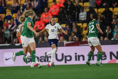 İngiltere 'den Aggie Beever-Jones, UEFA Kadınlar Şampiyonası elemeleri sırasında topla koşuyor - Grup 3 - İngiltere Kadınlar İrlandalı Kadınlara karşı Carrow Road, Norwich, İngiltere, 12 Temmuz 2024 