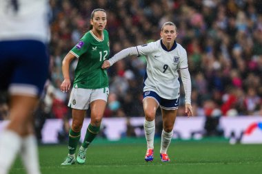 İrlandalı Anna Patten, UEFA Kadınlar Şampiyonası elemeleri sırasında İngiltere 'li Alessia Russo ile top mücadelesi veriyor - Grup 3 - İngiltere Kadınlar İrlanda Kadınlarına karşı Carrow Road, Norwich, İngiltere, 12 Temmuz 2024 