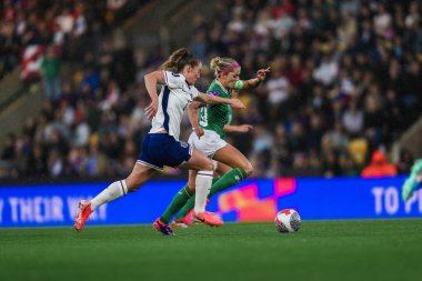İrlandalı Denise OSullivan, UEFA Kadınlar Şampiyonası elemeleri sırasında İngiltere 'den Keira Walsh tarafından baskı altına alınmıştır - Grup 3 - İngiltere - Carrow Road, Norwich, Birleşik Krallık, 12 Temmuz 2024 