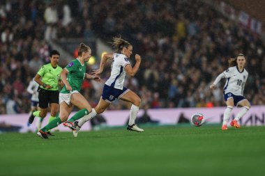 İngiltere Gürcistan Stanway, UEFA Kadınlar Şampiyonası elemeleri sırasında İrlandalı Ruesha Littlejohn 'un baskısı altında - Grup 3 - İngiltere - İngiltere - İrlanda Kadınlarına karşı Carrow Road, Norwich, İngiltere, 12 Temmuz 2024  