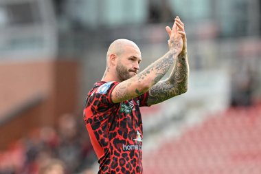 Leigh Leopar takımından Zak Hardaker, 13 Temmuz 2024 'te Leigh Spor Köyü' nde oynanan 17. Betfred Süper Lig karşılaşmasında taraftarlarını alkışlıyor. 