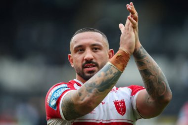 Hull KR 'dan Elliot Minchella, 13 Temmuz 2024' te MKM Stadyumu 'nda oynanan 17. Betfred Süper Lig karşılaşması sonrasında seyircileri alkışlıyor. 