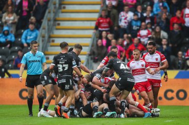 17. Betfred Süper Lig Turu 'nda Hull FC, Hull KR' a karşı MKM Stadyumu, Hull, Birleşik Krallık 'ta 13 Temmuz 2024' te oynanan maçta sinirler gerilmeye başladı. 