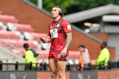 Leigh Leopards 'dan Aaron Pene, Leigh Spor Köyü, Leigh, İngiltere' de 13 Temmuz 2024 'te oynanan 17. Betfred Süper Lig Maçı öncesinde Leigh Leopards ve Huddersfield Giants maçının sahasını inceliyor. 