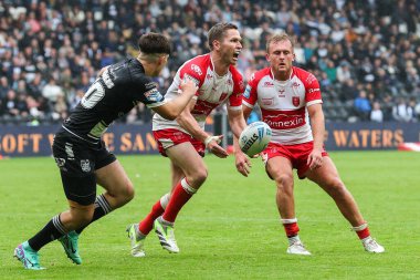 Hull KR 'dan Matt Parcell, 17. Betfred Süper Lig karşılaşmasında pas veriyor. Hull FC, Hull KR' a karşı, MKM Stadyumu, Hull, İngiltere, 13 Temmuz 2024 