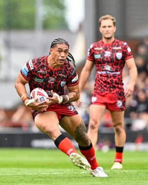 Leigh Leoparları 'ndan Tom Amone, Leigh Spor Köyü, Leigh, İngiltere' de 13 Temmuz 2024 'te oynanan 17. Betfred Süper Lig karşılaşmasında Leigh Leopards - Huddersfield Giants maçında topu ileri atıyor. 