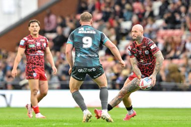 Leigh Leoparları 'ndan Zak Hardaker, 13 Temmuz 2024' te Leigh Spor Köyü 'nde oynanan 17. Betfred Süper Lig karşılaşmasında Leigh Leopards ve Huddersfield Giants maçında pas arıyor. 