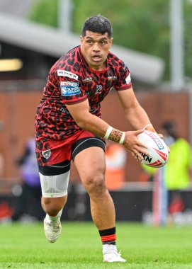 Leigh Leopards takımından John Asiata, 13 Temmuz 2024 'te Leigh Spor Köyü' nde oynanan 17. Betfred Süper Lig karşılaşmasında Leigh Leopards ve Huddersfield Giants maçında pas arıyor. 