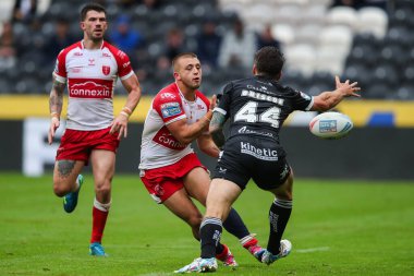 Hull KR 'dan Mikey Lewis, 17. Betfred Süper Lig karşılaşmasında pas veriyor. Hull FC, Hull KR' a karşı, MKM Stadyumu, Hull, İngiltere, 13 Temmuz 2024 