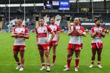 Hull KR oyuncuları, 13 Temmuz 2024 'te MKM Stadyumu' nda oynanan 17. Betfred Süper Lig karşılaşması sonrasında seyircileri alkışlıyor. 