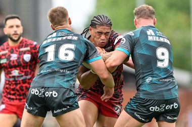 Leigh Leopards takımından Tom Amone, Leigh Spor Köyü, Leigh, İngiltere 'de 13 Temmuz 2024' te oynanan 17. Betfred Süper Lig Maçı 'nda Leigh Leopards' a karşı Huddersfield Giants maçında topla mücadele etti. 