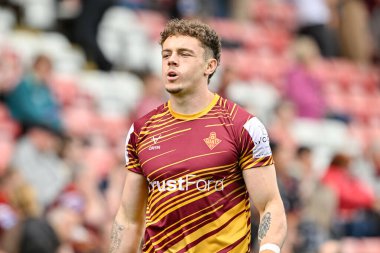 Huddersfield Giants takımından Elliot Wallis, 13 Temmuz 2024 'te Leigh Sports Village, Leigh, İngiltere' de 17. Betfred Süper Lig karşılaşmasında Leigh Leopards 'a karşı Huddersfield Giants maçında ısınıyor. 