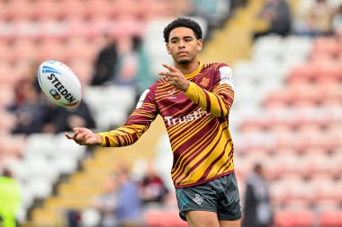 Huddersfield Giants 'tan Kieran Rush, 17. Betfred Süper Lig Turu öncesinde Leigh Leopards ile Huddersfield Giants arasında 13 Temmuz 2024' te Leigh Spor Köyü, Leigh, İngiltere 'de oynanan Leigh Leopards maçında ısınıyor.  
