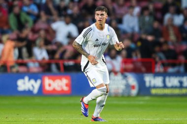 Aston Villa takımının oyuncusu Enzo Barrenechea, 17 Temmuz 2024 'te İngiltere' nin Bescot Stadyumu 'nda oynanan Walsall-Aston Villa maçında... 