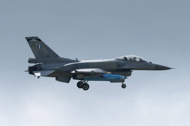 Kraliyet Uluslararası Hava Tattoo 2024 'te RAF Fairford, Cirencester, Birleşik Krallık' ta düzenlenen Kraliyet Uluslararası Hava Tatbikatı sırasında 336 MIRA Hava Kuvvetleri 'nden C Şahini ile Savaşan General Dynamics F-16