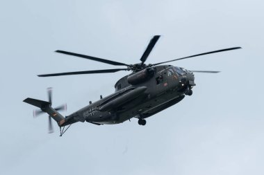 HSG 64 Alman Hava Kuvvetleri 'nden Sikorsky CH-53 Deniz Aygırı, Kraliyet Uluslararası Hava Dövmesi 2024' te RAF Fairford, Cirencester, Birleşik Krallık 'a 17 Temmuz 2024' te ulaşır.