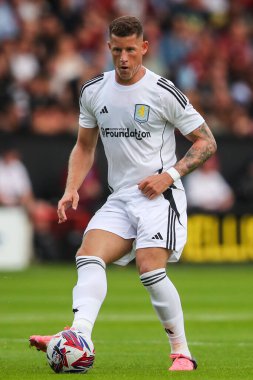 Aston Villa 'dan Ross Barkley, 17 Temmuz 2024' te Birleşik Krallık 'ın Bescot Stadyumu' nda oynanan Walsall-Aston Villa maçında görev başında. 