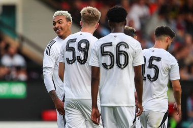 Aston Villa 'dan Morgan Rogers, 17 Temmuz 2024' te İngiltere 'nin başkenti Walsall' daki Walsall-Aston Villa maçında 0-2 'lik galibiyetini kutluyor. 