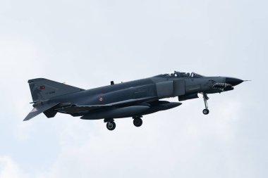 111 FILO Türk Hava Kuvvetleri 'nden McDonnell Douglas F-4 Fantom II, Kraliyet Uluslararası Hava Tattoo 2024 Geliş Günü sırasında RAF Fairford, Cirencester, Birleşik Krallık, 17 Temmuz 2024' e ulaştı.