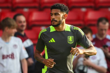 Aston Villa 'dan Kaine Kesler Hayden, 17 Temmuz 2024' te Birleşik Krallık 'taki Bescot Stadyumu' nda oynanan sezon öncesi hazırlık maçı öncesinde Walsall-Aston Villa maçında ısındı. 