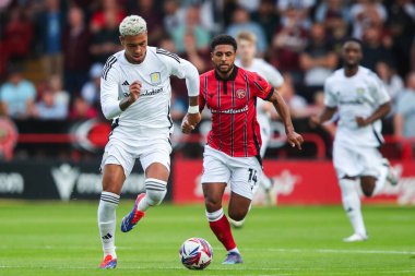 Aston Villa 'dan Morgan Rogers, 17 Temmuz 2024' te Birleşik Krallık 'ın Bescot Stadyumu' nda oynanan Walsall-Aston Villa maçında topa vuruyor. 