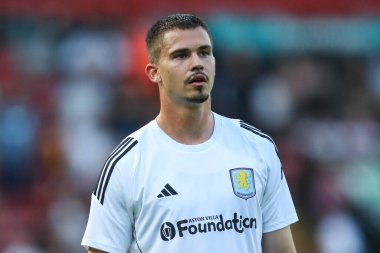 Aston Villa takımından Leander Dendoncker, 17 Temmuz 2024 'te İngiltere' nin Bescot Stadyumu 'nda oynanan Walsall-Aston Villa maçında 